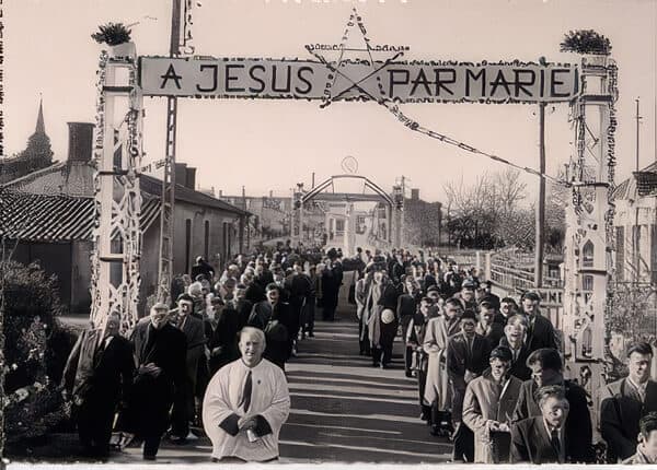 Arc de triomphe dans une procession de mission