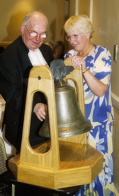 Father Jeanneau receives the bell of the novitiate-scholasticate of Belmont from the manager of the Royal Chase Hotel